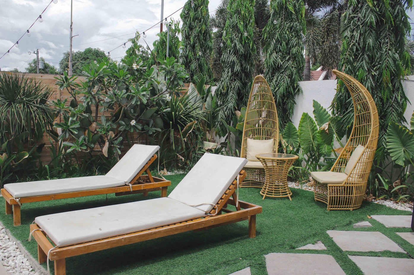 műfű, gyep és napozóágyak