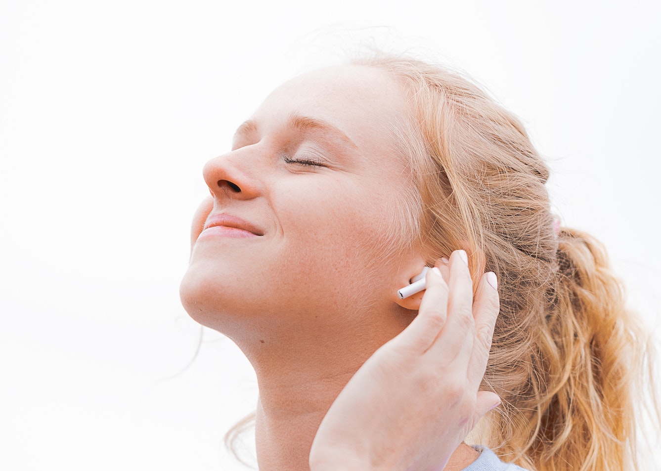 lány zenét hallgat