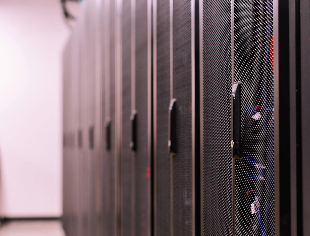A szerver hosting csomag kiválasztása során figyelembe kell venni a tárolási technológiát is.